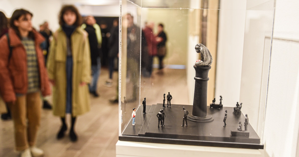 Ismerős és távolságtartó